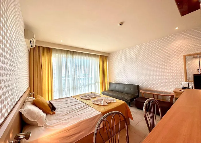 Menada Miramar Palace ساني بيتش